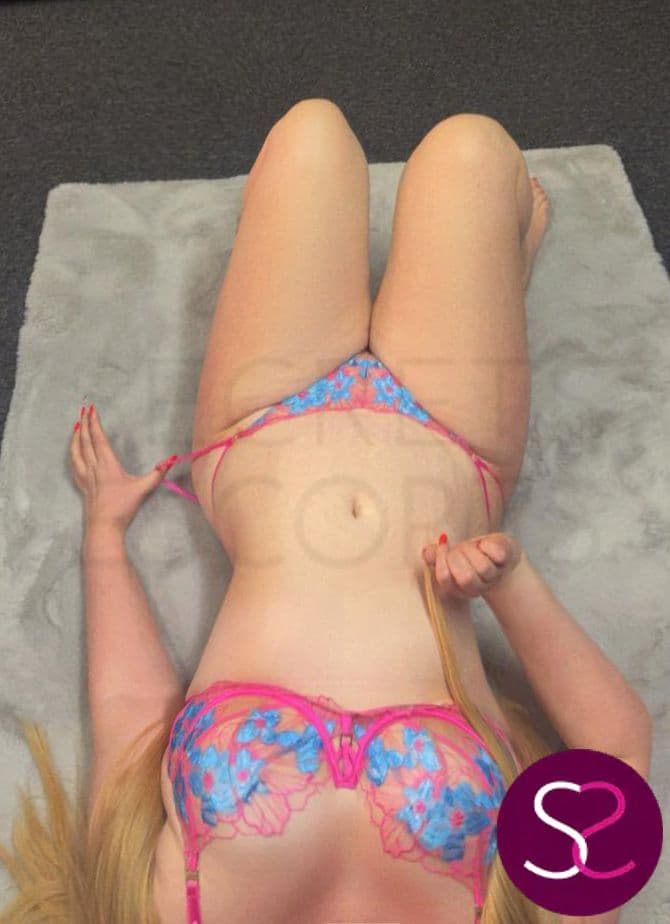 Busty, curvaceous Rose, is free for your call now..! 